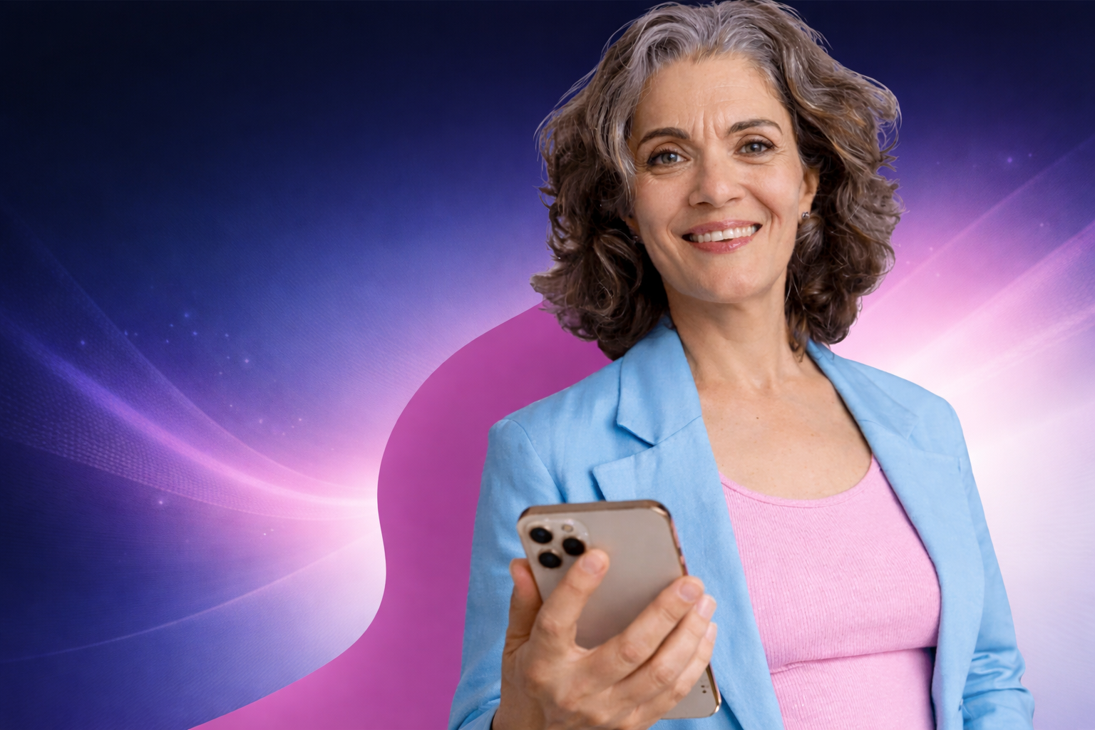 Mujer sonriendo con iPhone dorado Oficina Remota Accesible - Imagen 1